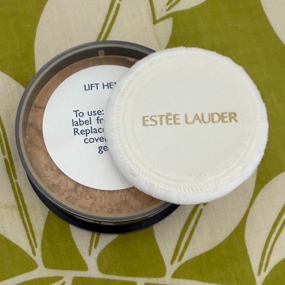 Estee Lauder Lucidity Loose Powder in Deep Blue - Picture 3 of 3